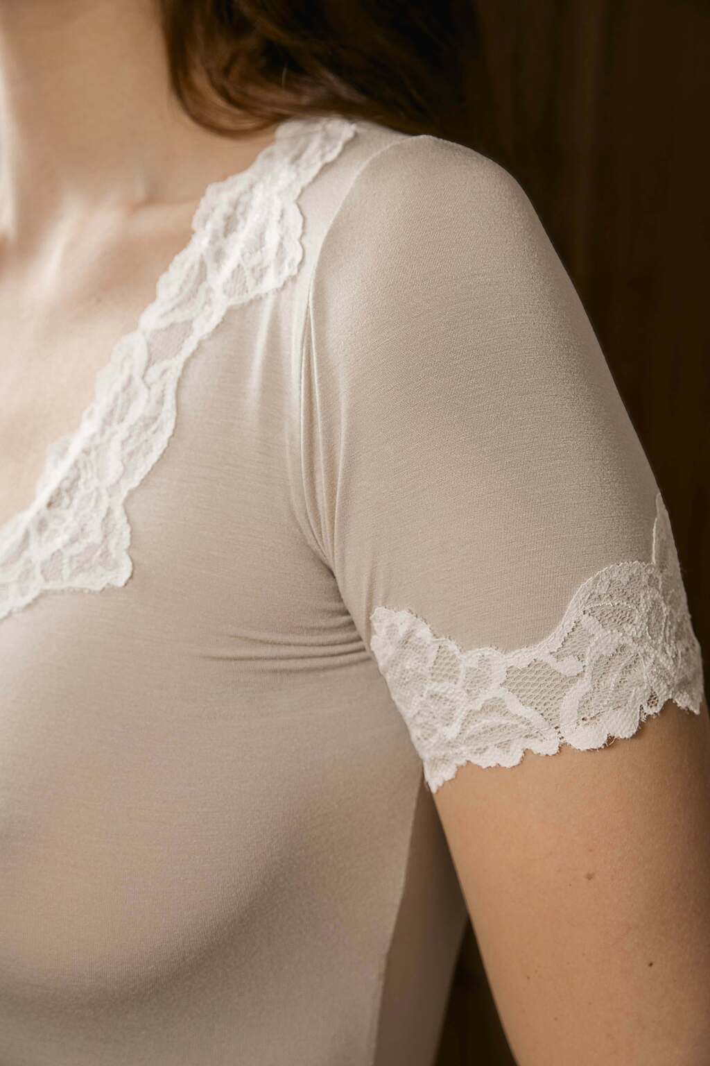 Blusa Manga Curta Everlong Modal e Renda Areia