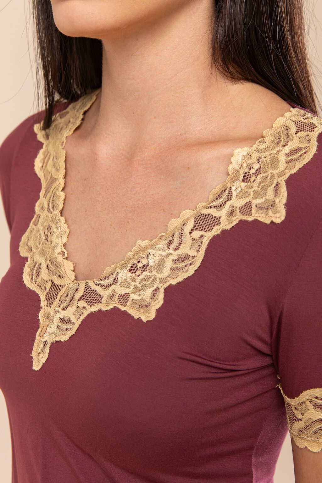 Blusa Manga Curta Everlong Modal e Renda Vermelho Garnet